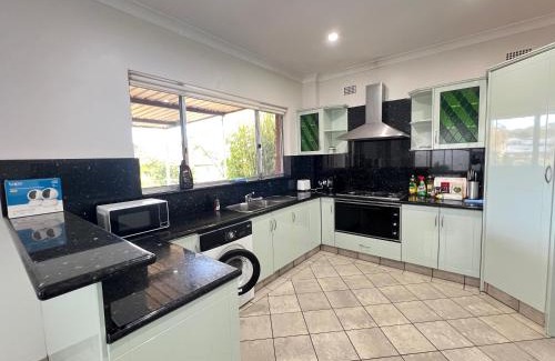 Hurlstone Park House | Queen Room in Hurlstone Park - CS1