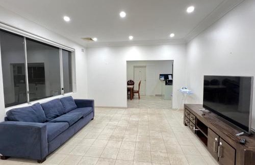 Hurlstone Park House | Queen Room in Hurlstone Park - CS1