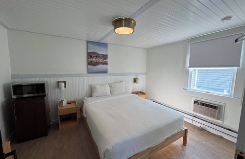 Lake Placid House | Queen Room - SQR