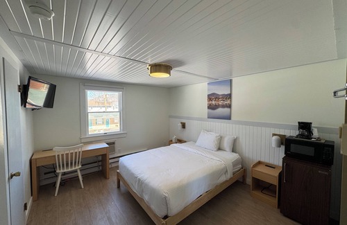 Lake Placid House | Queen Room - SQR