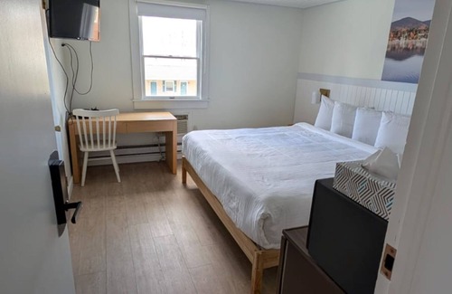 Lake Placid House | Queen Room - SQR
