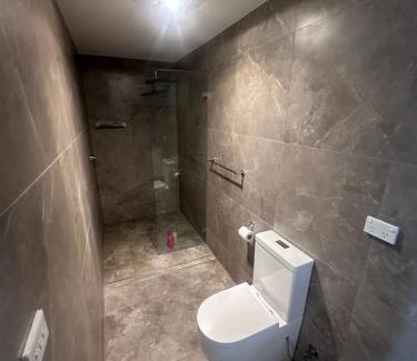 Guildford House | Queen Room with Attached Bathroom - OR10