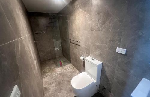 Guildford House | Queen Room with Attached Bathroom - OR10