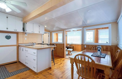 Grand Bend Cottage | *Queen's Gem Cottage – Your Perfect Grand Bend Getaway*