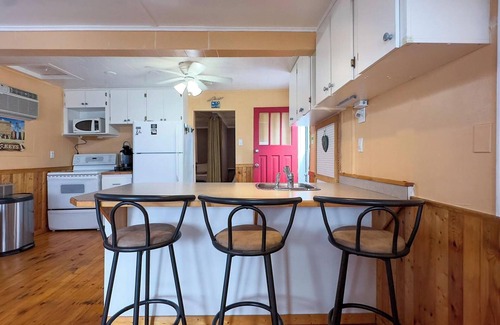 Grand Bend Cottage | *Queen's Gem Cottage – Your Perfect Grand Bend Getaway*