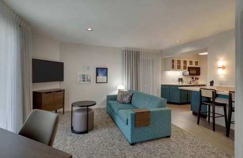 Sunnyvale Hotel | Queen Stay Near Golf Club at Moffat Field! Pool, Mini Market, Pets Allowed!