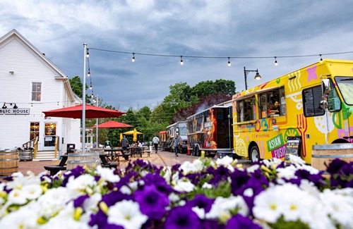 Durham Hotel | Queen Ste at Public House, food trucks & craft beer on site, walk to UNH & town