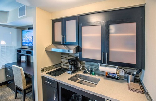 Civic Center Apartment | Queen Studio in Downtown! Shared Hot Tub + Pool Access