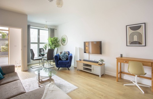 Redhill Apartment | Queens Lodge 1-Bed Apartment in Redhill