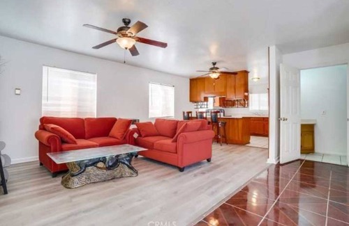 Harbor Gateway North House | Queit, and cozy 15 minutes from Sofi stadium