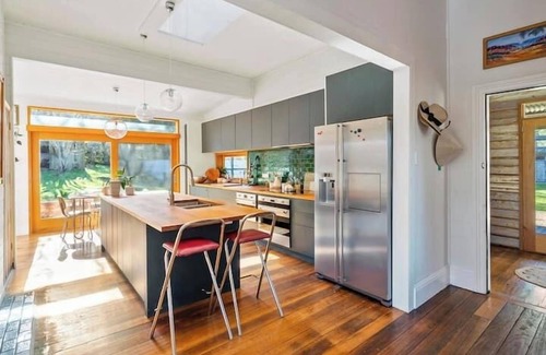 Barnes Bay House | Questa Heritage Cottage