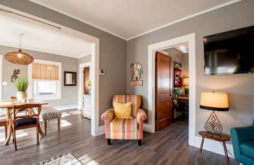 Lake Geneva House | Quick Trip Getaway |Fun Southwestern Vibe |Enclosed Porch |Walkable to Downtown Lake Geneva |Parking