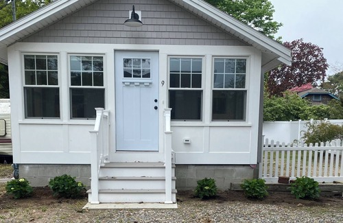 Wareham Cottage | Quick walk to private beach from this brand new 3-bedroom cottage