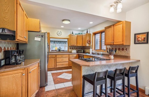 Northface House | Quick walk to Salamander! Year-round comfort. Welcome to Family Traditions