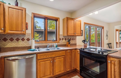 Northface House | Quick walk to Salamander! Year-round comfort. Welcome to Family Traditions