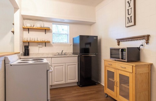 Benton Apartment | Quiet 1-bedroom corporate apartment in central Benton with AC, WiFi