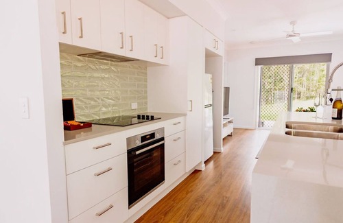 Verrierdale House | Quiet 2BR Hideaway, Free Parking, BBQ, Peace & Quiet