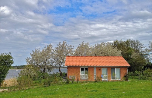 Kosel House | Quiet 5* vacation home right on the water | WLAN | sauna | fireplace | whirlpool tub
