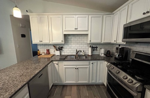 Greensboro House | Quiet and Cozy 2-bedroom house in charming Greensboro with WiFi, AC