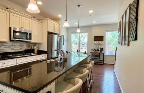 Northeast House | Quiet and cozy 3BR & 3BA in DC less than 10 minutes from the Metro