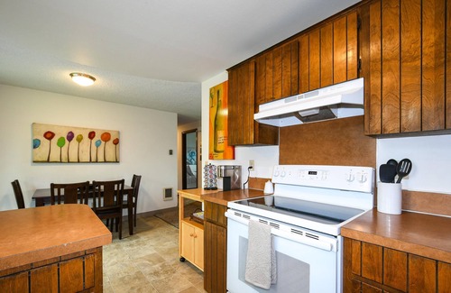 Vancouver House | Quiet and Cozy Family Home with Game Room & Home Gym