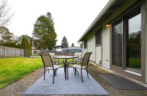 Vancouver House | Quiet and Cozy Family Home with Game Room & Home Gym