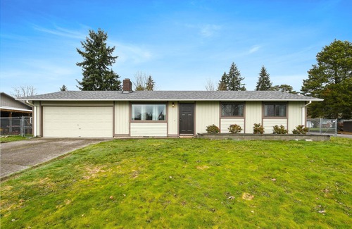 Vancouver House | Quiet and Cozy Family Home with Game Room & Home Gym