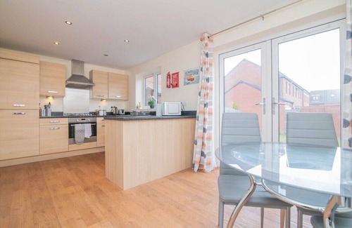 Wolverhampton House | Quiet and Lovely 3-bed house parking and garden