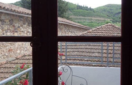 Lodeve Apartment | Quiet apartment with a huge garden on the riverside