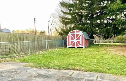 Indianapolis House | Quiet area close to downtown! 3 bedroom 2 bath sleeps 7!