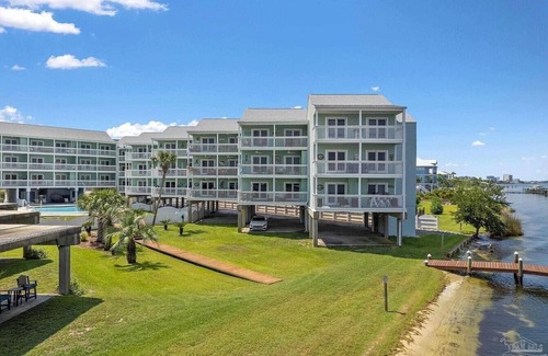 Ono Island Condo | Quiet bay side condo with pool and fishing pier