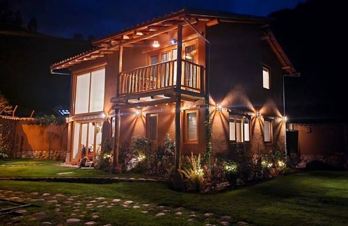 Calca House | QUIET BUNGALOW WITH CREEK AND MOUNTAIN VIEW