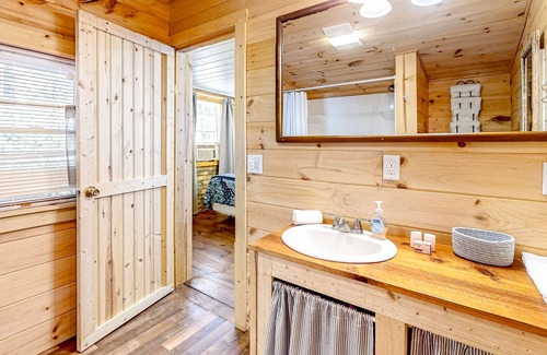 Lakemont Cabin | Quiet cabin near Lake Rabun with vaulted ceilings, firepit, and washer/dryer