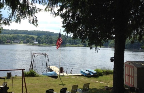 Lakeside Cabin | Quiet, Charming Lakefront Cottage