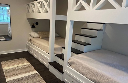 Savannah House | Quiet, Clean & Fully Equipped home with 6 beds; Fast Wi-Fi + second screen