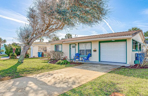 Ormond Beach Plaza House | Quiet coastal getaway with fenced yard, screened lanai, & central AC