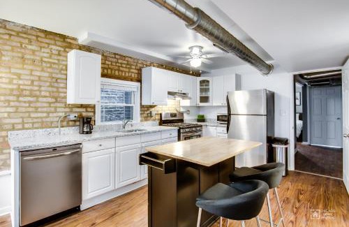 West Town Apartment | Quiet Comfort in the Big City, Just Steps to the Blue Line apts