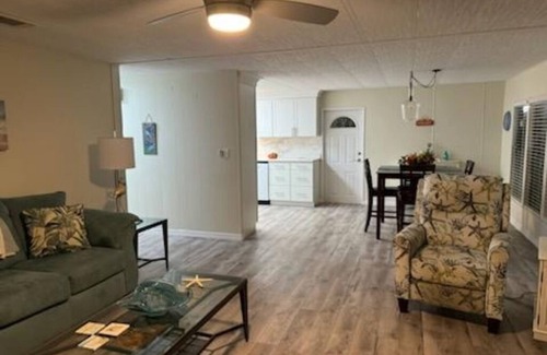 Ellenton House | Quiet community 2 Bed 2 Bath minutes away from Bradenton, FL.