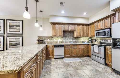 Branson Condo | Quiet Condo w/Patio: 3 Mi to Dtwn Branson!