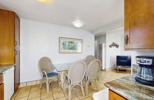 Eureka House | Quiet cottage on the bay with dog-friendly backyard & private dock - near beach