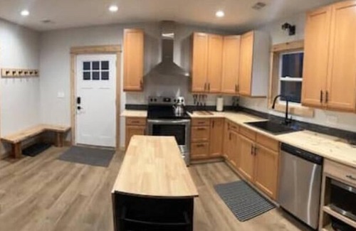 Fennville House | Quiet Country Views close to Everything West Michigan