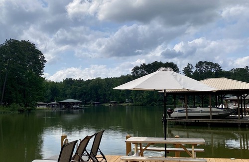 Milledgeville House | Quiet Cove 4 Bedroom Lake Retreat, Large Dock & Fire Pit 🎣⛵️☀️