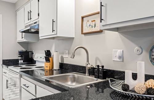 Mount Clemens Apartment | Quiet Cozy End Unit Near Mt. Clemens Downtown