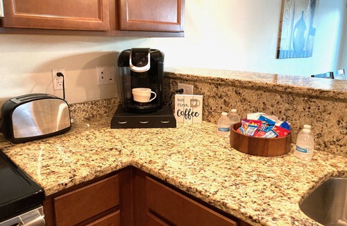 Huntcliff House | Quiet Cozy Home Minutes Away From Downtown