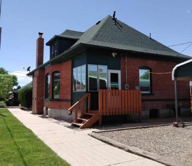 Trinidad Bed & Breakfast | Quiet FULL-SIZE bed close to town 420 friendly