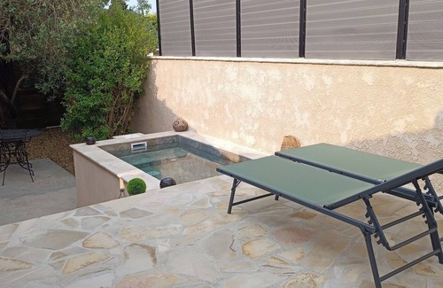 Graveson Apartment | QUIET GITE FOR TWO WITH RELAXING POOL NOT OVERLOOKED + PET