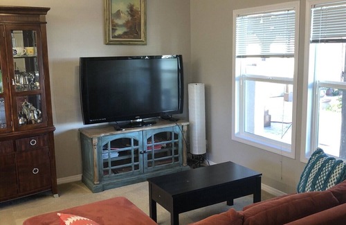 Bonsall House | Quiet Guest Home nr 4654 With Beautiful Views +Heated Pool and jacuzzi!