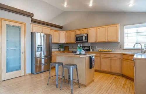 Tri-Cities House | Quiet Home, Fenced Yard, 2 Car Garage 3/2 #8716