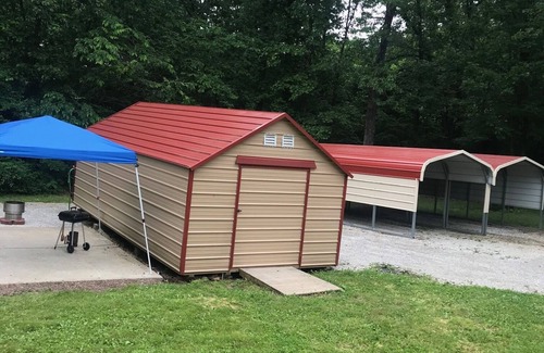 Warsaw House | Quiet home near Berry Bend boat ramp with carports