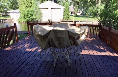 Winneconne House | Quiet home on a channel in Winneconne. Bring your boat!